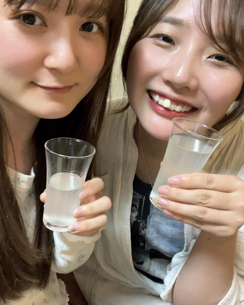 【画像】女性声優さん、酔っぱらったツーショット写真を撮るも自分だけはしっかりキメ顔