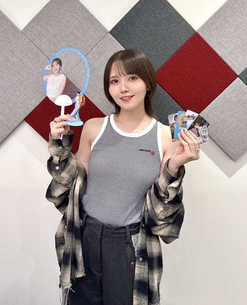 【画像】声優・鬼頭明里さん、脱ぎかけの状態で撮影されてしまう