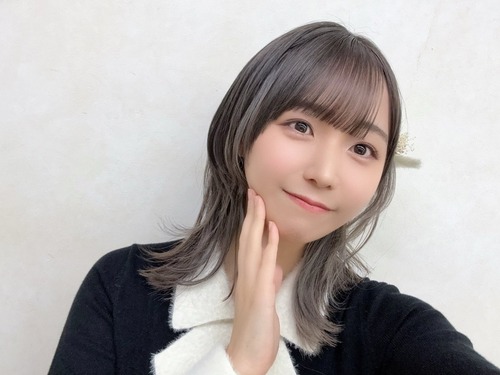 【画像】声優の羊宮妃那さん、髪を切り染めてしまう