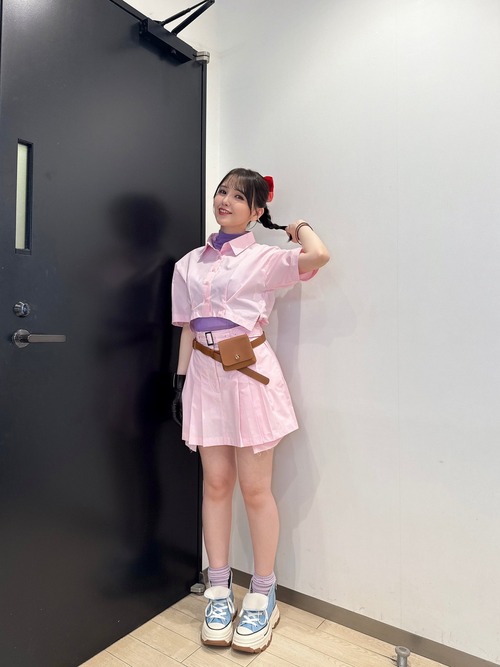 【画像】声優・鬼頭明里さん、エチエチミニスカートでテレビ出演