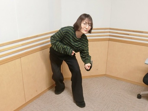 【画像】花澤香菜さん、謎のポーズで写真を撮る