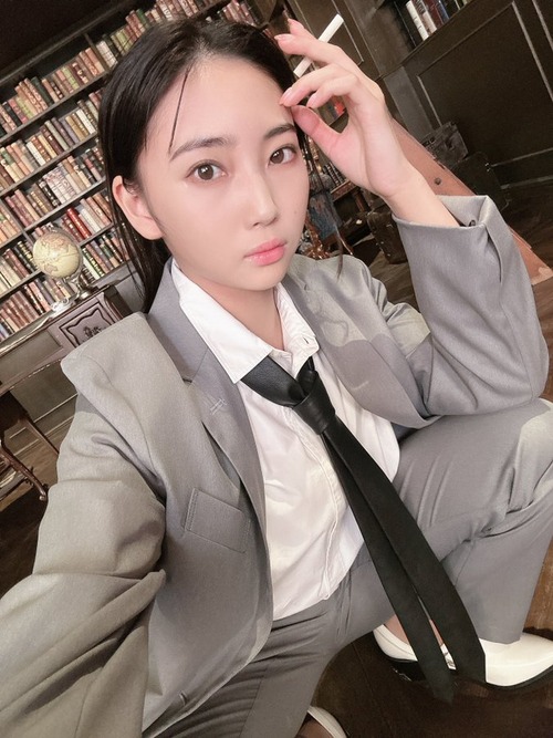 【画像】ウマ娘声優の矢野妃菜喜さん、下品な大股開きを公開