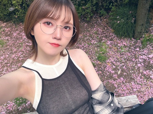 【画像】声優・鬼頭明里さん、エチエチな格好で散歩してしまう