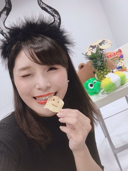 【画像】新田恵海さん、今度はハロウィンのコスで煽る