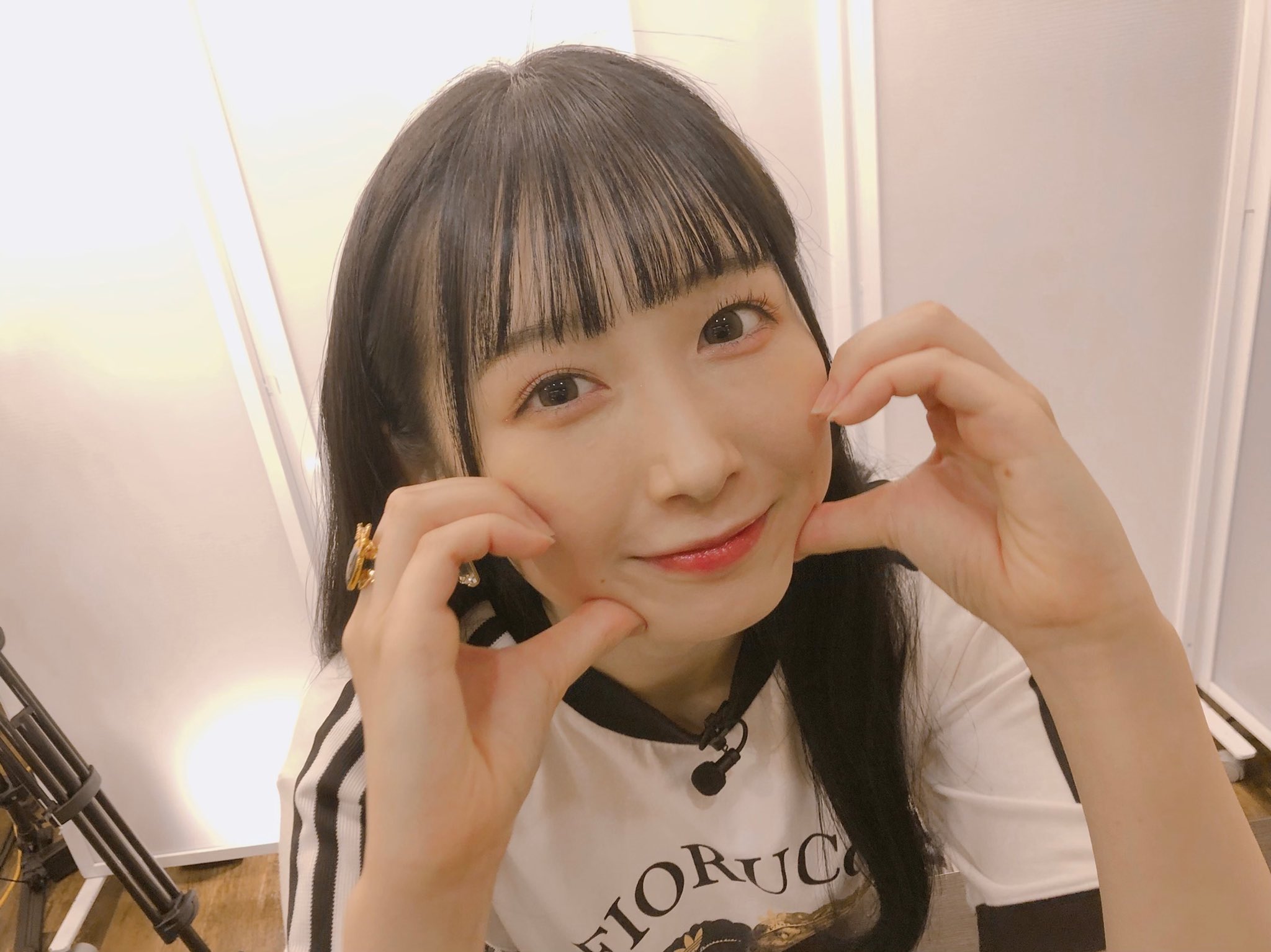 【悲報】女性声優さん、カステラの紙を食べてしまうｗｗｗ