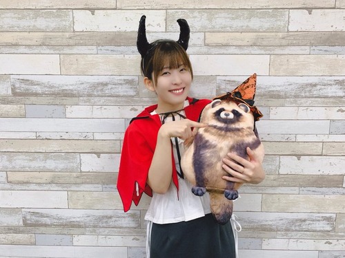 【画像】声優の石見舞菜香さん、小悪魔になりタヌキを抱く