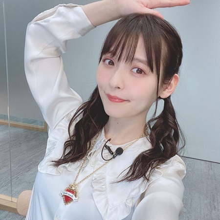 【画像】上坂すみれさん、机の上に自慢の胸を乗せて強調してしまう