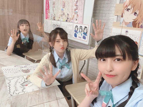 【画像】声優がアクリルパネルに手を当ててる写真www