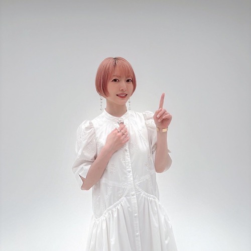 【画像】声優・花澤香菜さん、ピンク髪の白コーデ衣装を公開！これあれだろ、あのキャラ