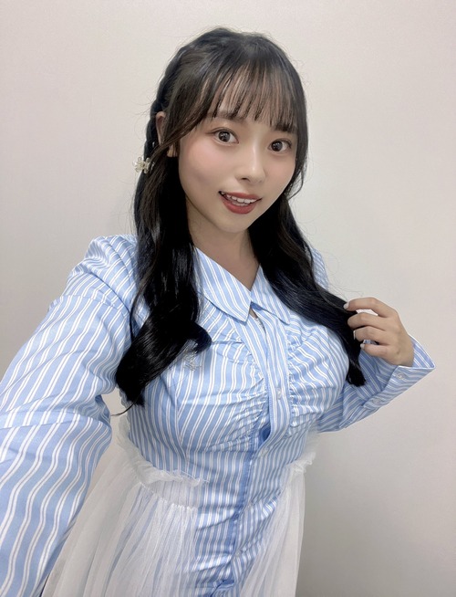 【画像】新人声優さん、自撮りをアップするも服のサイズが限界