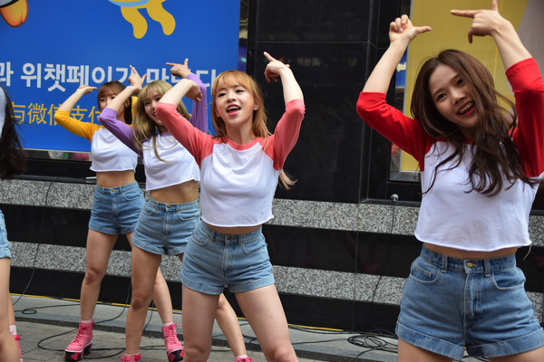OH MY GIRL 明洞 #25