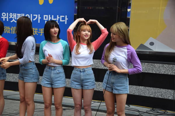 OH MY GIRL 明洞 #30