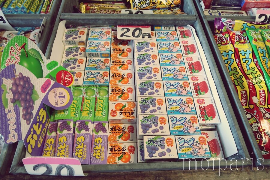 本物昭和レトロな日本の駄菓子屋さん パリ生活社ミルクとマカロン2