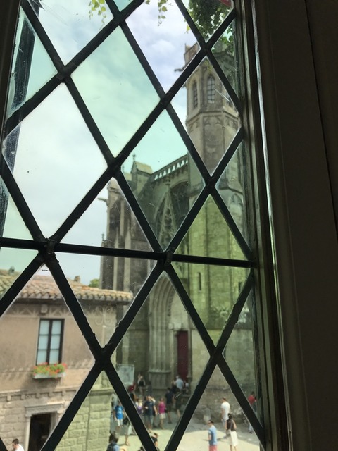 部屋の窓から見える聖堂