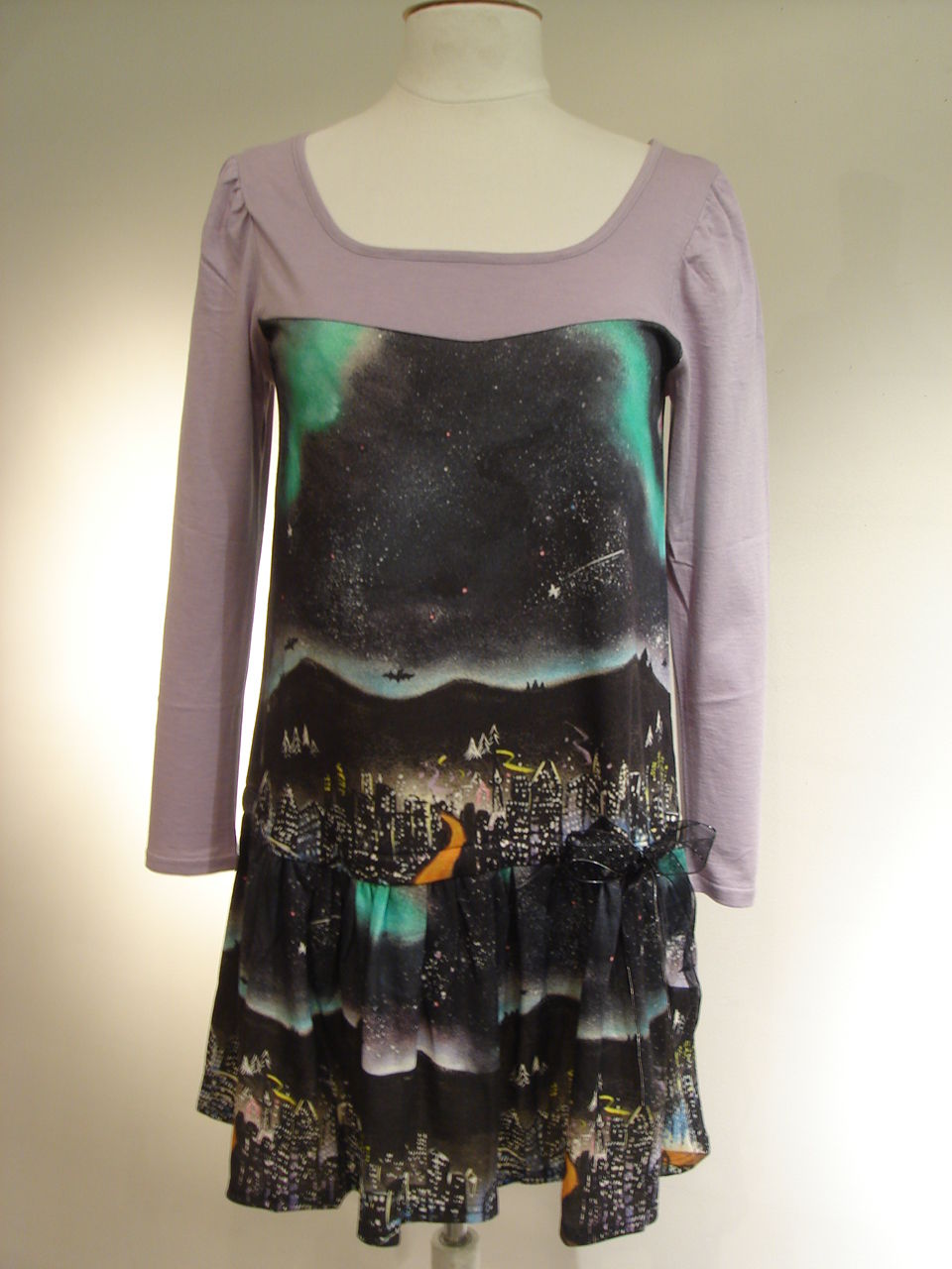 MILK＞ オーロラシティーワンピース ／ バットレディーTシャツ : MILK  