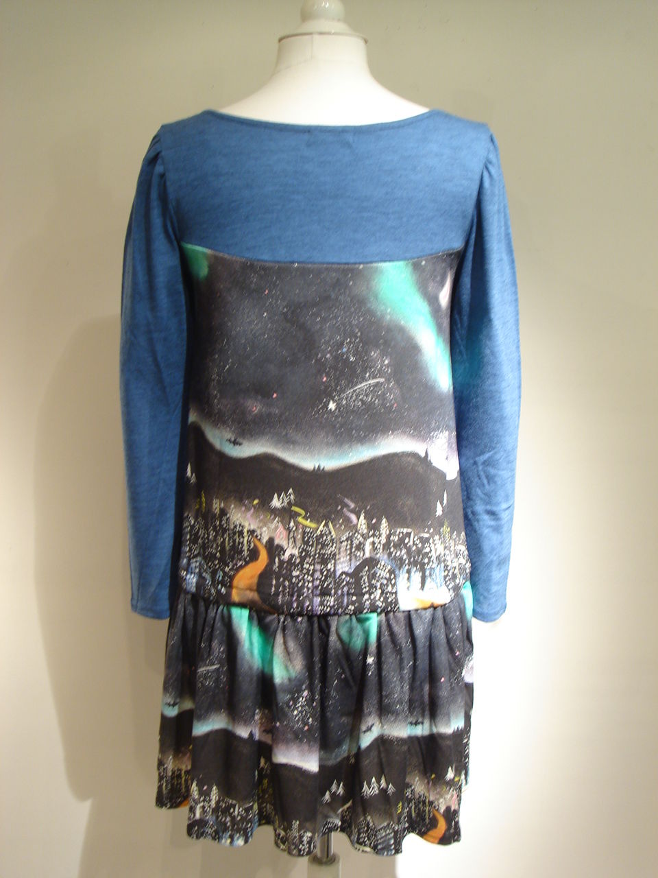 MILK＞ オーロラシティーワンピース ／ バットレディーTシャツ : MILK  