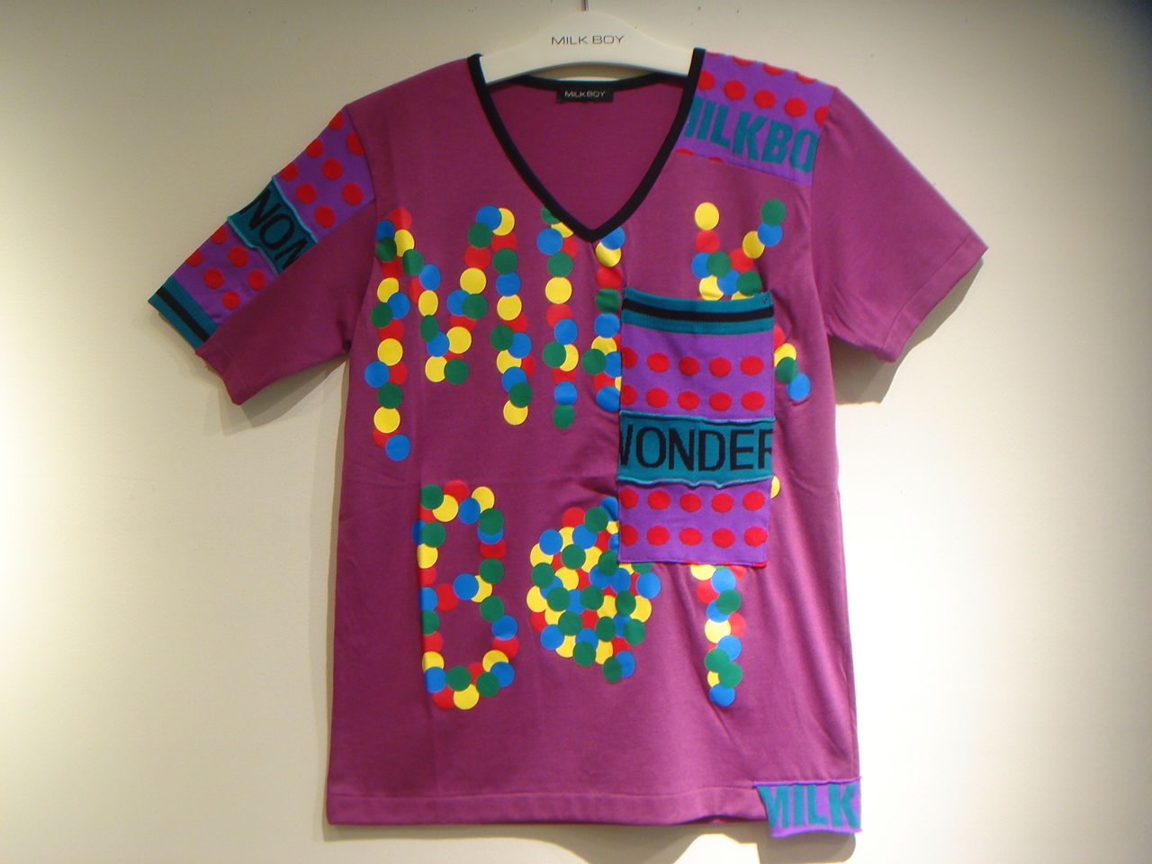 MILKBOY＞ ガムボールVネックTシャツ ／ ハート&アローネックレス 
