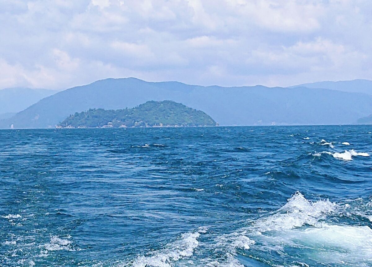 琵琶湖に浮かぶ神の棲む島 竹生島 河童のゆらり