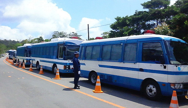 高江の県道を制圧する機動隊車両、その数40~50台か