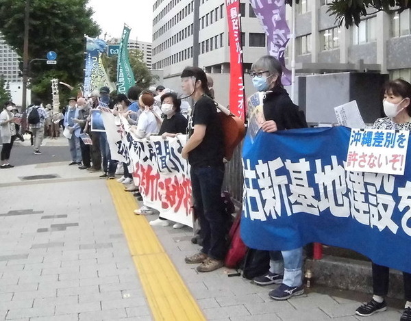 官邸前3