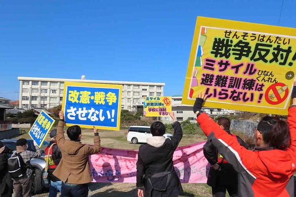 生徒や教員に戦争反対を訴える