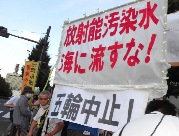 官邸前3