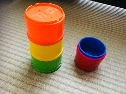 １歳からずっと使えるコスパのいいおもちゃ コップタワー おひとりさま 高齢シンママの徒然