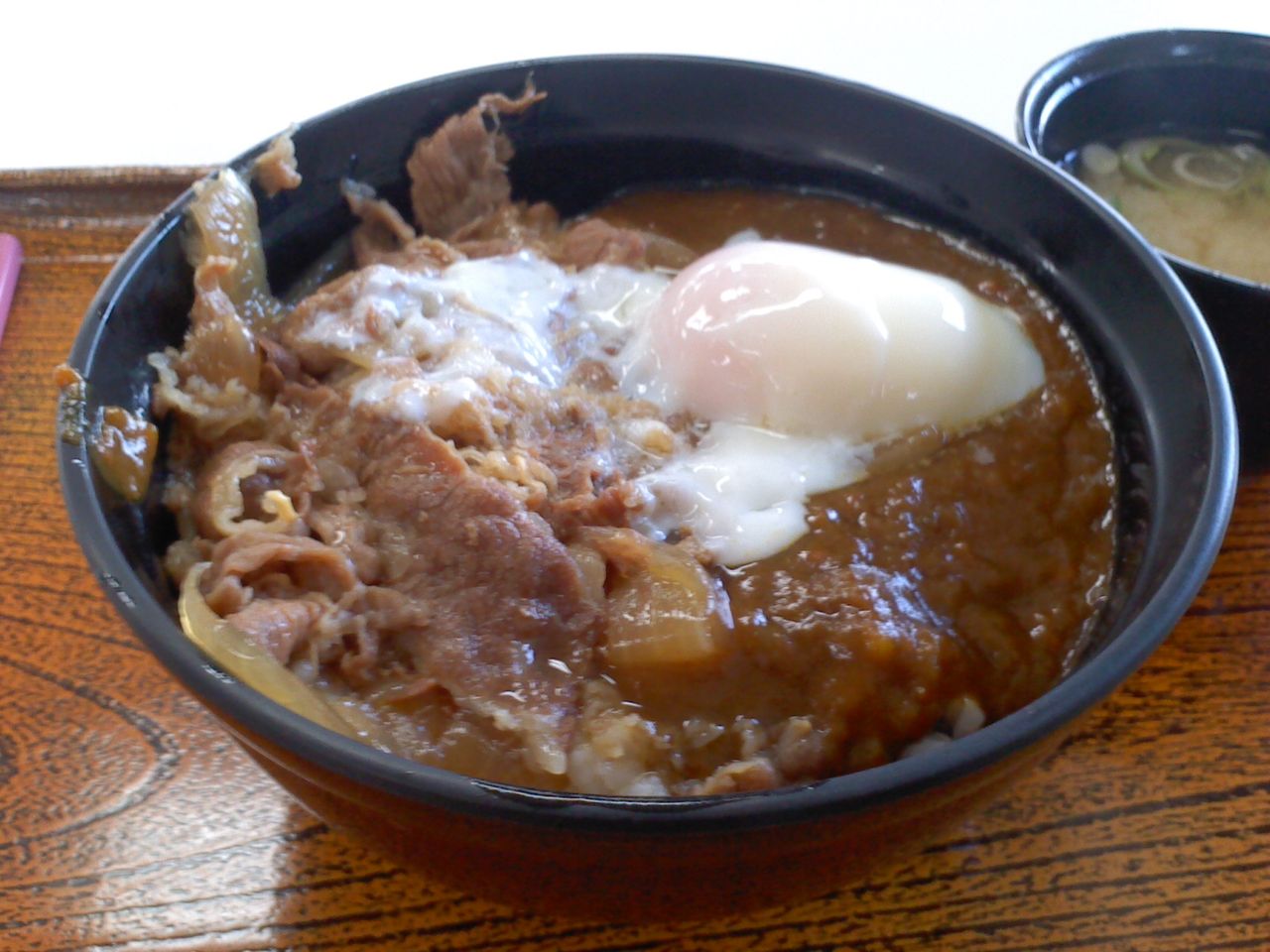 国会丼500円 見た目はカレー牛 牛丼は 強さはあるけど普通な自民党 甘口カレーは もっと辛味がほしい民主党 を意味してるぞ 東京別視点ガイド