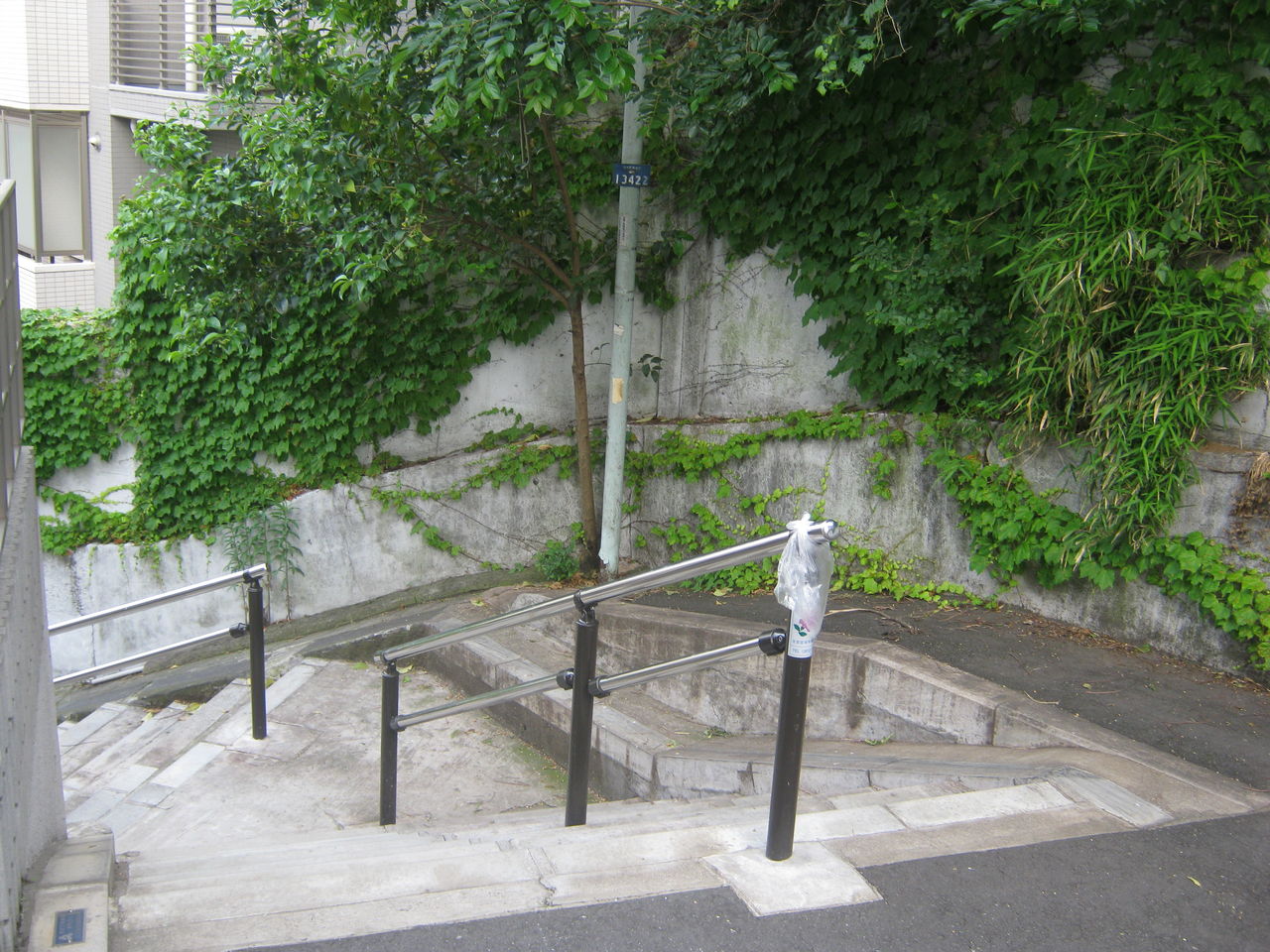 登りは４０段 くだりは３９段 のぼりとくだりで段数が異なる不思議な階段 おばけ階段 根津 東京別視点ガイド