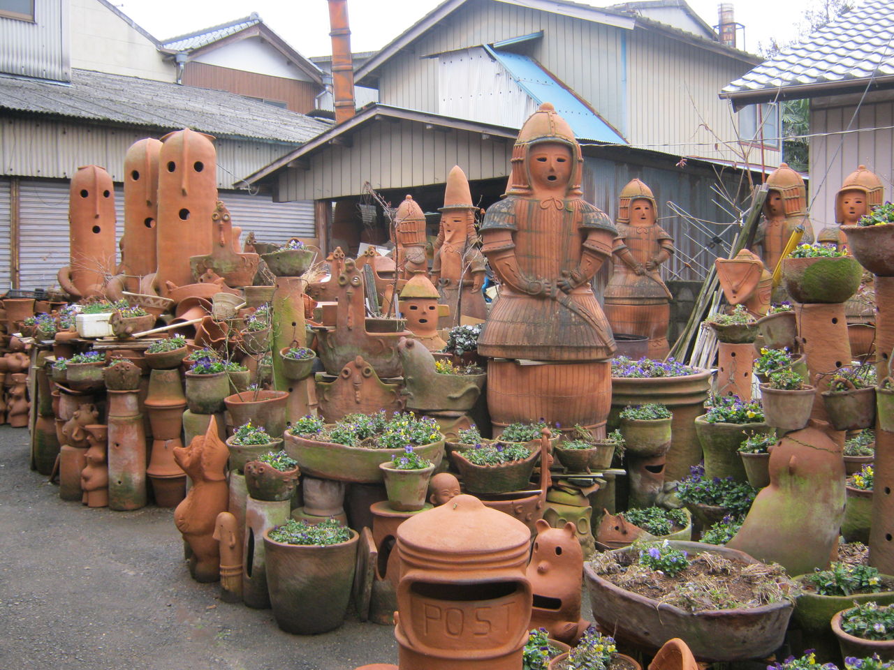 つ、作りすぎ！駐車場までハニワに占拠されている「はにわの西浦」【茨城県桜川市】 : 東京別視点ガイド