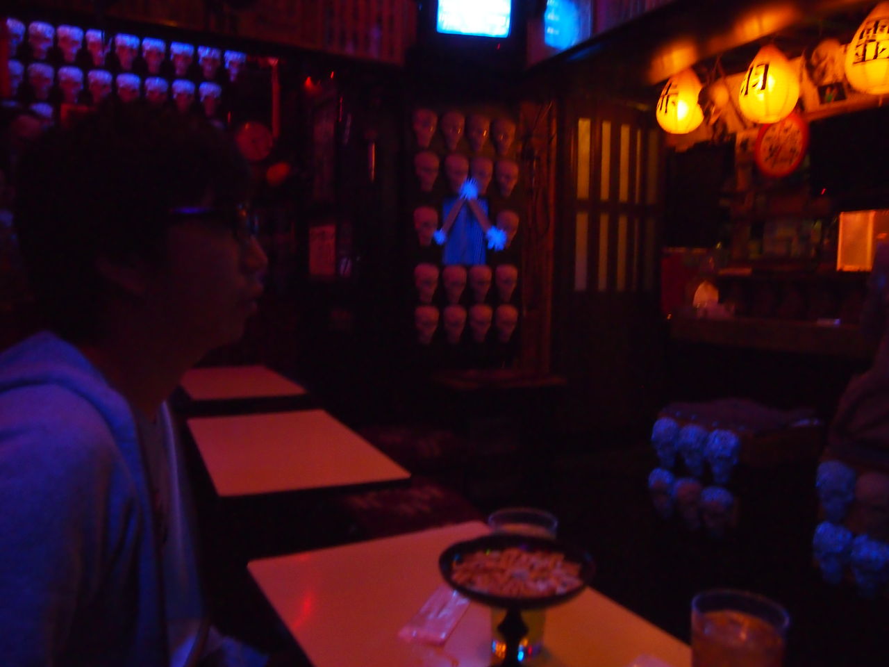 お化け屋敷スナック「赤羽霊園」は天井から生首が、落ちて、落ちて、落ちまくる！ : 東京別視点ガイド