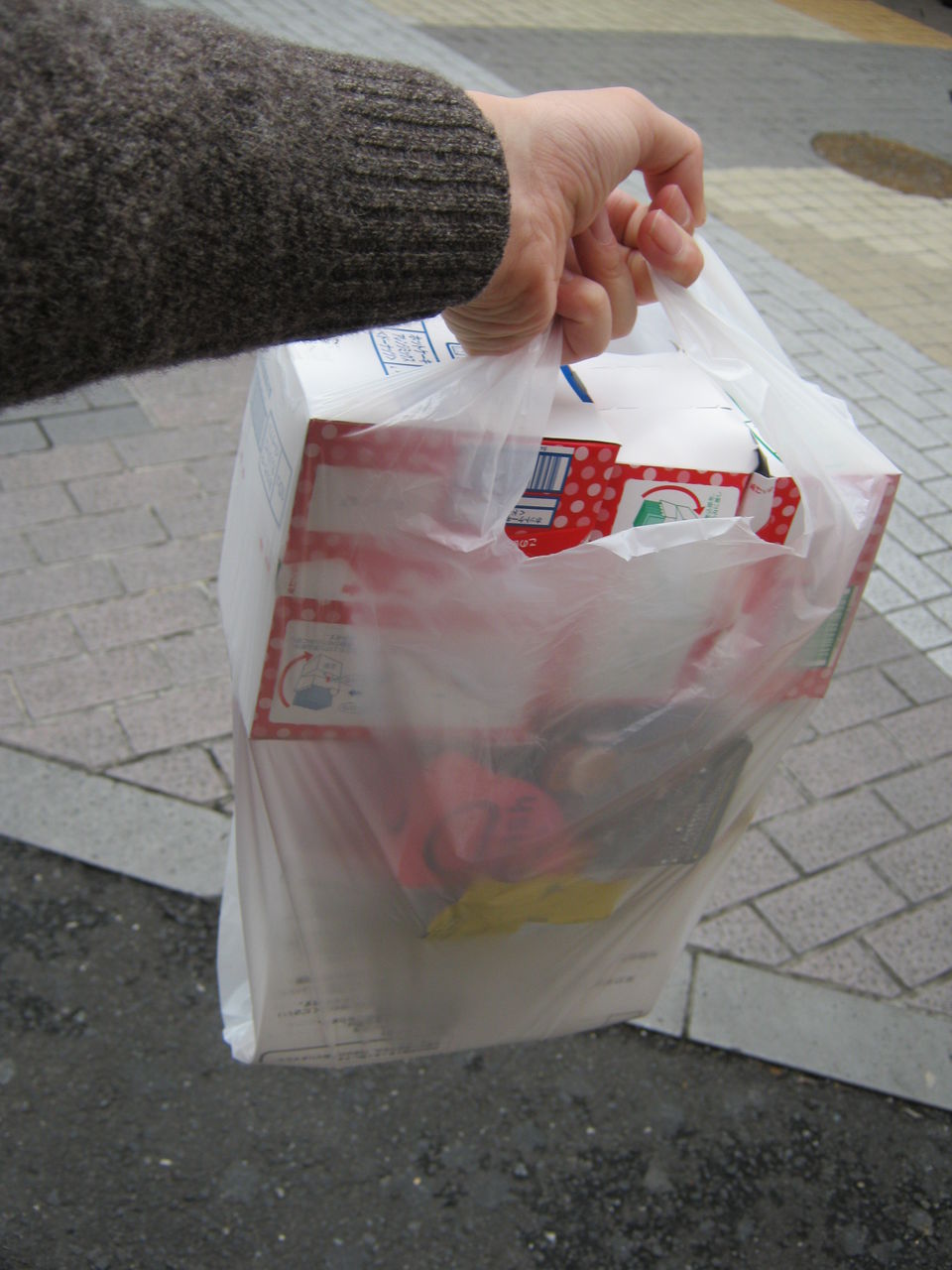 アメ横名物、チョコレート叩き売り‥１０００円で袋が引きちぎれるほど詰めこんでくれる！「志村商店」【上野】 : 東京別視点ガイド