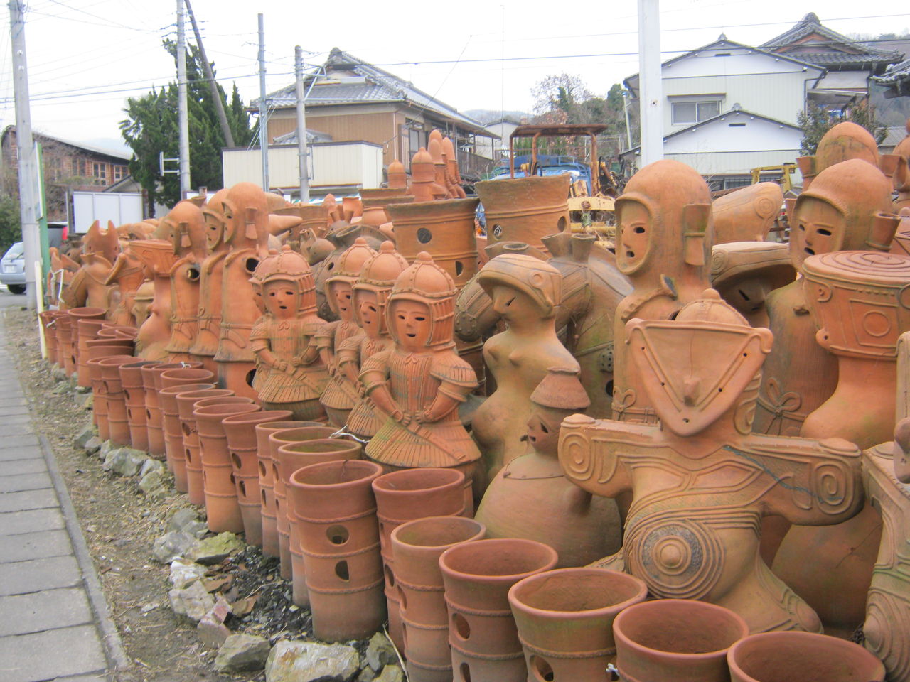 つ、作りすぎ！駐車場までハニワに占拠されている「はにわの西浦」【茨城県桜川市】 : 東京別視点ガイド