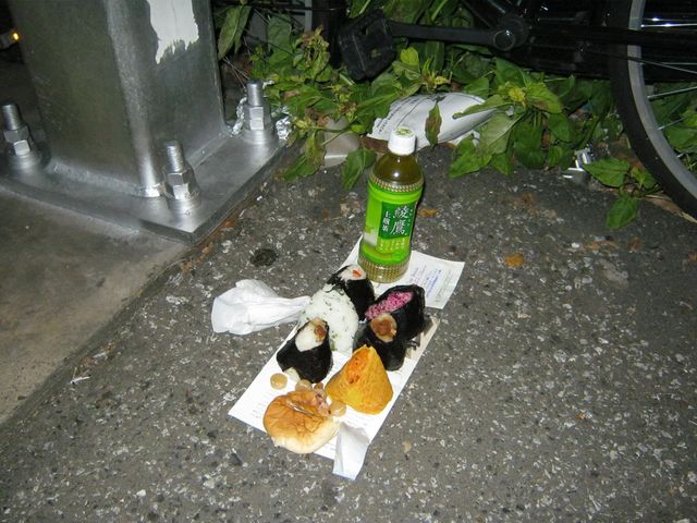 世界でただ一つの引舟　飾り物にも 道端に突如おにぎりが現われ、突如消えたというお話し : 東京別視点ガイド