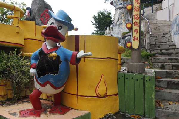 マレーシアの小さな離島に ディズニー寺 があった 金剛力士像のかわりにドナルドダックが立ってるよ 世界別視点ガイド