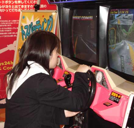 レーシングゲームに夢中になる女の子 都市伝説が好き過ぎてヤバいブログ