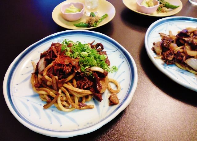 単品で手抜きも なので3種盛り付け添えた焼きうどん 笑 水は方円の器に随う 単品で手抜きも なので3種盛り付け添えた焼きうどん 笑 水は方円の器に随う