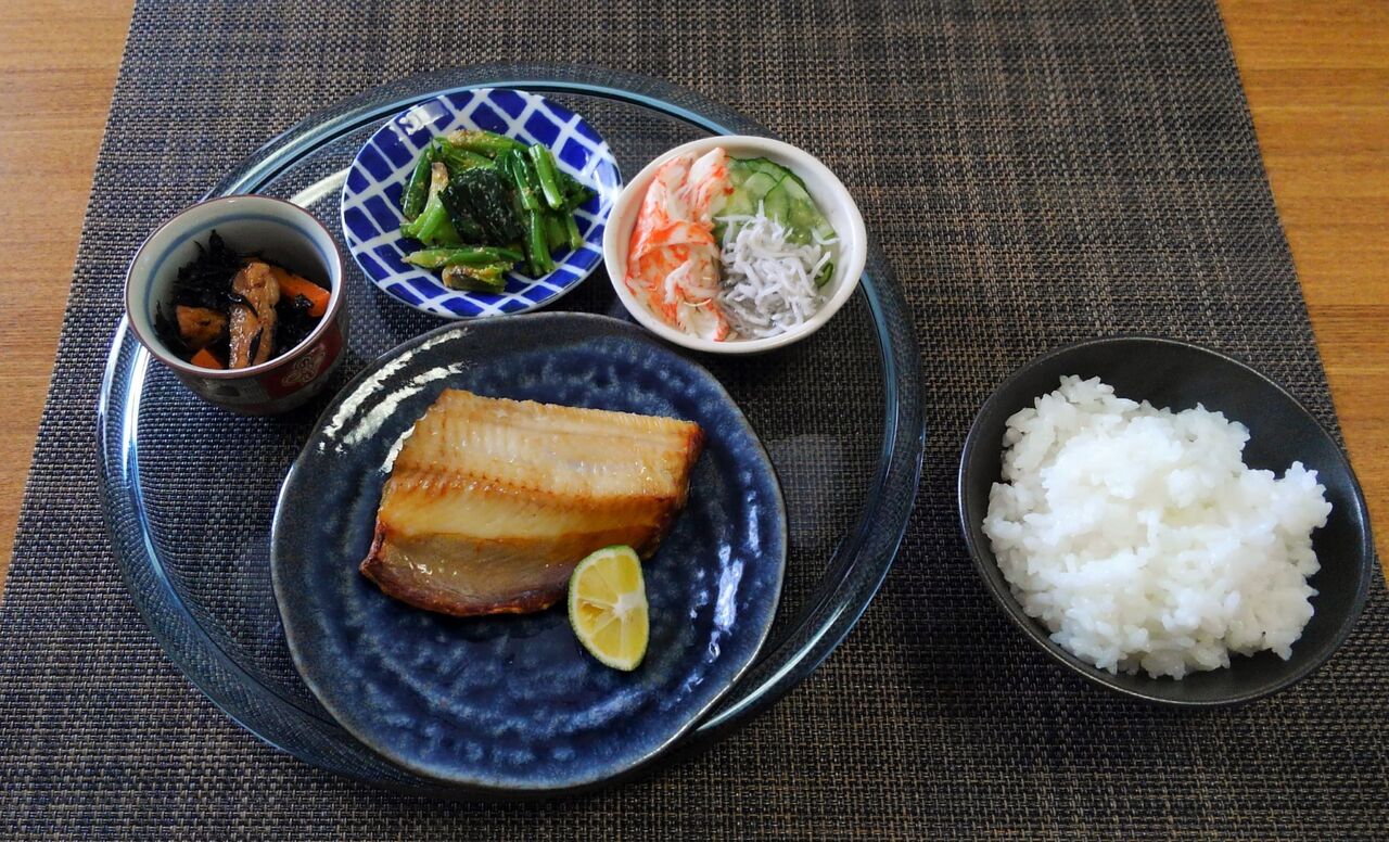 縞ほっけ半身にして控えめのつもり ほうれん草の胡麻和え 水は方円の器に随う 縞ほっけ半身にして控えめのつもり ほうれん草の胡麻和え 水は方円の器に随う