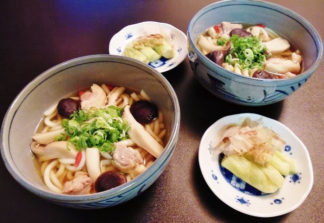差し入れで軽い晩御飯 茸と鶏肉うどん 水は方円の器に随う