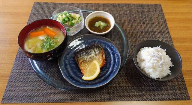 お豆腐と一緒やったら食べるかしら 落とし玉子入りキャベツのお味噌汁 水は方円の器に随う お豆腐と一緒やったら食べるかしら 落とし玉子入りキャベツのお味噌汁 水は方円の器に随う