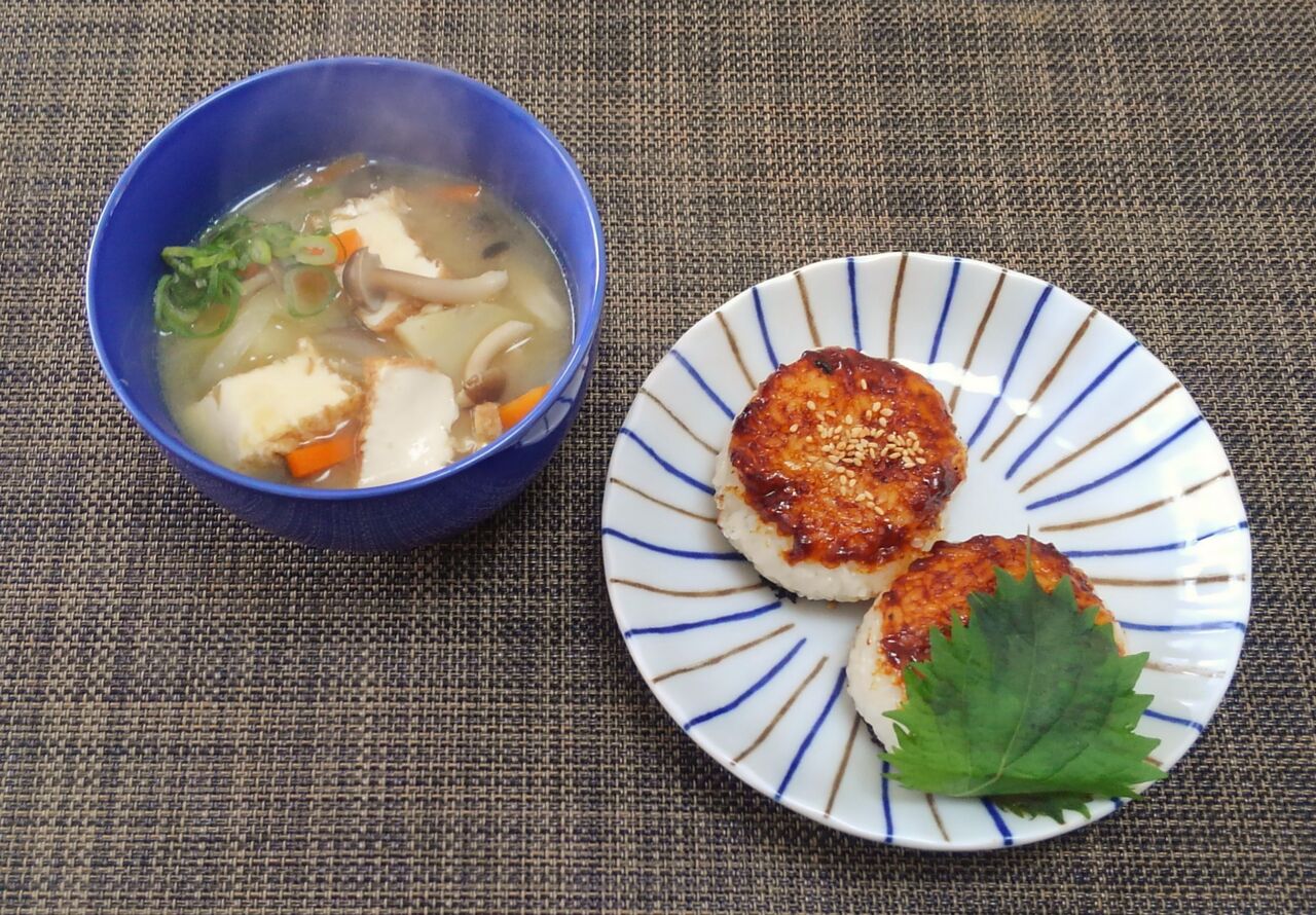 アレンジが楽しめる香ばしいお握りの兼用ごはん 焼き味噌お握り 水は方円の器に随う