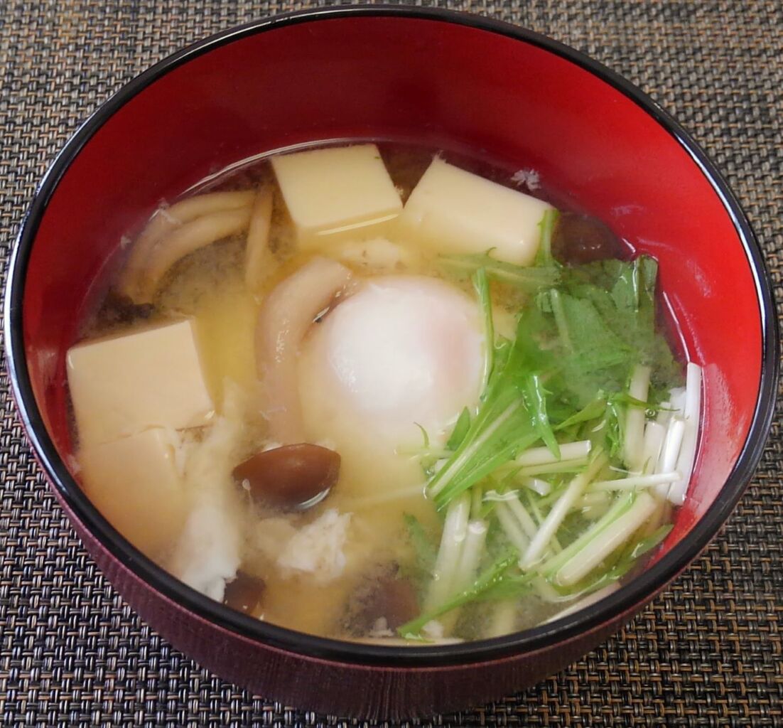 おかず少なめかなde大きめのお椀の登場 落とし玉子のしめじとお豆腐のお味噌汁 水は方円の器に随う おかず少なめかなde大きめのお椀の登場 落とし玉子のしめじとお豆腐のお味噌汁 水は方円の器に随う