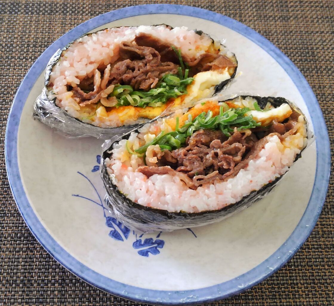 想像よりうまかったぜ もたついて作った牛丼風おにぎらず 水は方円の器に随う