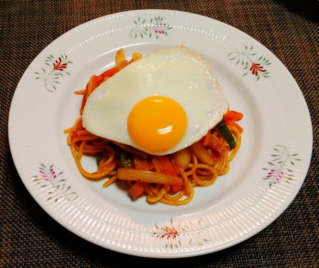 目玉焼きは不要だった 目玉焼きのっけナポリタン 水は方円の器に随う