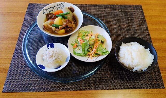 写真のおかずは少なめ 圧力鍋de肉じゃが 水は方円の器に随う 写真のおかずは少なめ 圧力鍋de肉じゃが 水は方円の器に随う