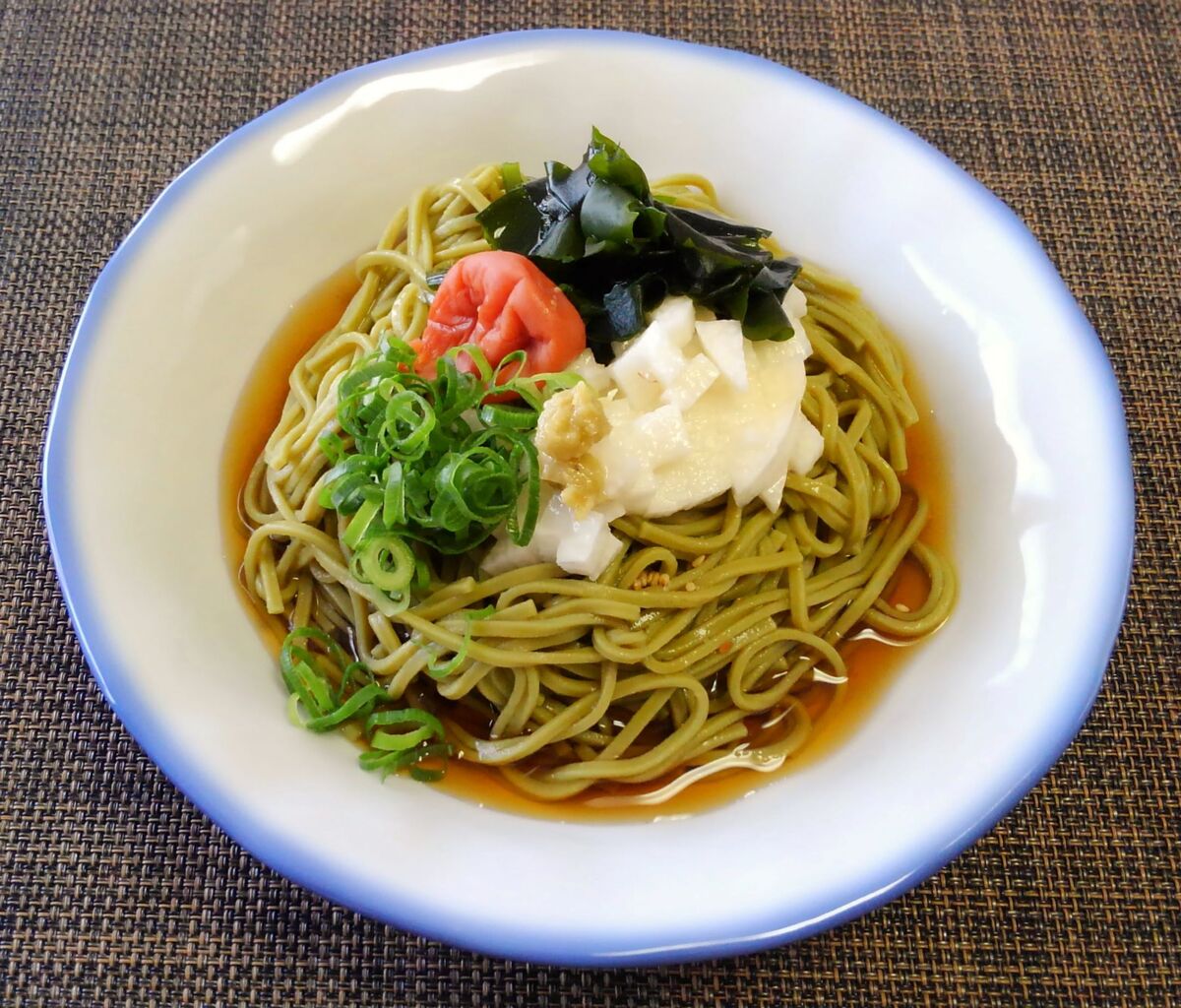 香りと喉こし良い方を選んでみた ぶっかけ茶そば 水は方円の器に随う