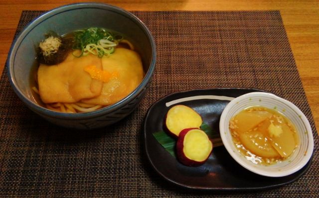 滋味茶色の晩御飯 ぽたぽたおあげのきつねうどん 水は方円の器に随う 滋味茶色の晩御飯 ぽたぽたおあげのきつねうどん 水は方円の器に随う