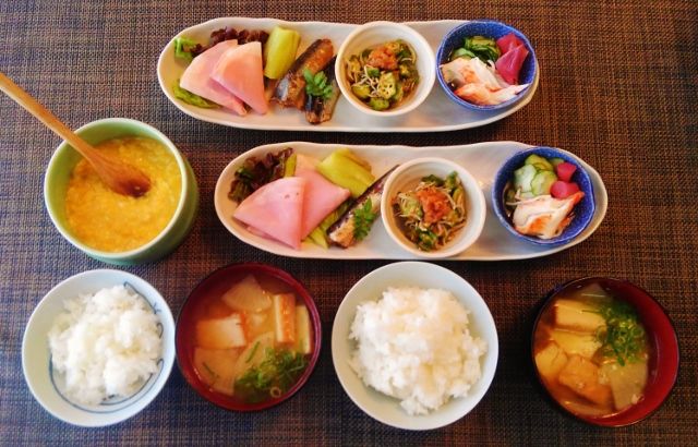 作ってくれたとろとろたまご お味噌汁を省けばよかったかな しらすとオクラの梅肉おかか和え 水は方円の器に随う 作ってくれたとろとろたまご お味噌汁を省けばよかったかな しらすとオクラの梅肉おかか和え 水は方円の器に随う
