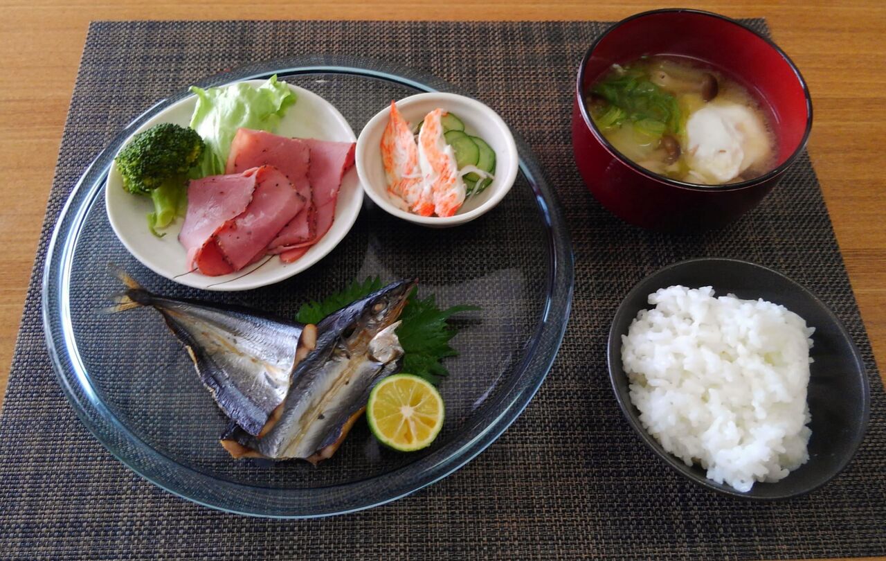 盛り付けただけ かなり手抜きやな しめじと白菜のお味噌汁落とし玉子入り 水は方円の器に随う