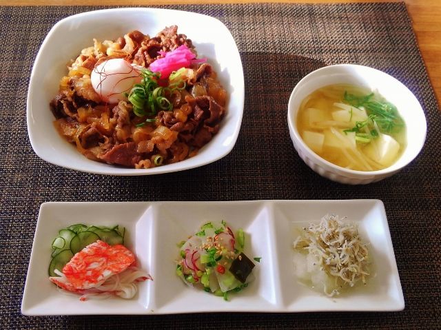 晩御飯と並行して準備した牛丼温玉添え 水は方円の器に随う